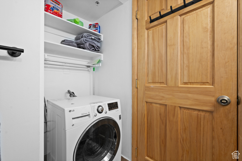 Laundry room with washer / clothes dryer