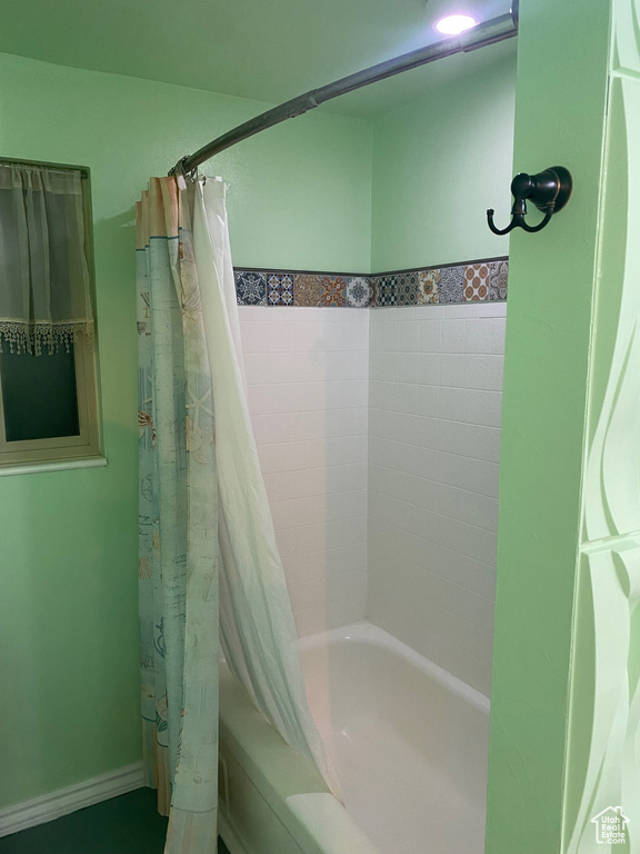 Bathroom with shower / bathtub combination with curtain