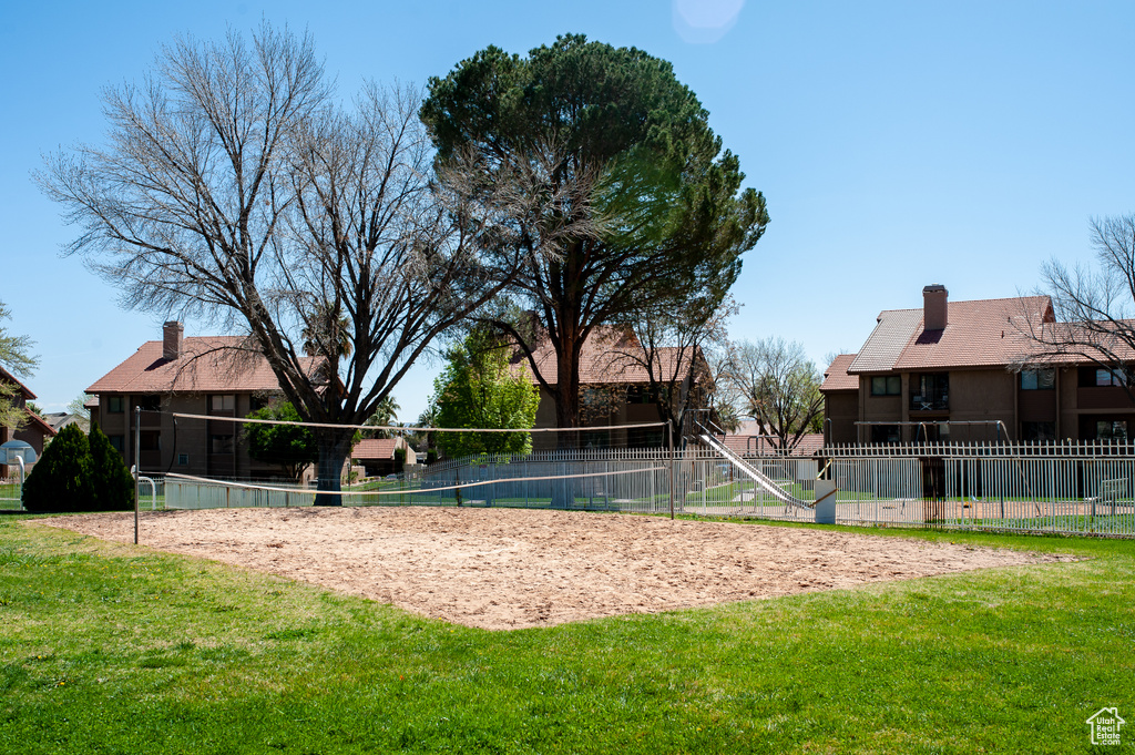 View of property\'s community featuring volleyball court and a yard