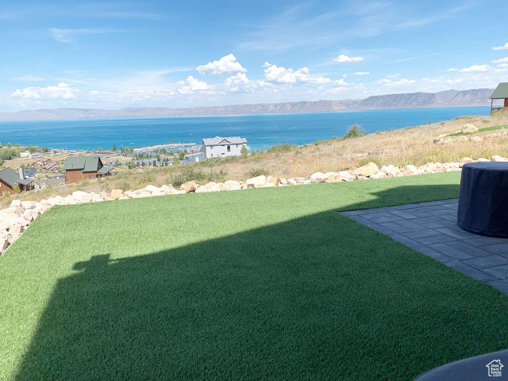 View of yard featuring a mountain view