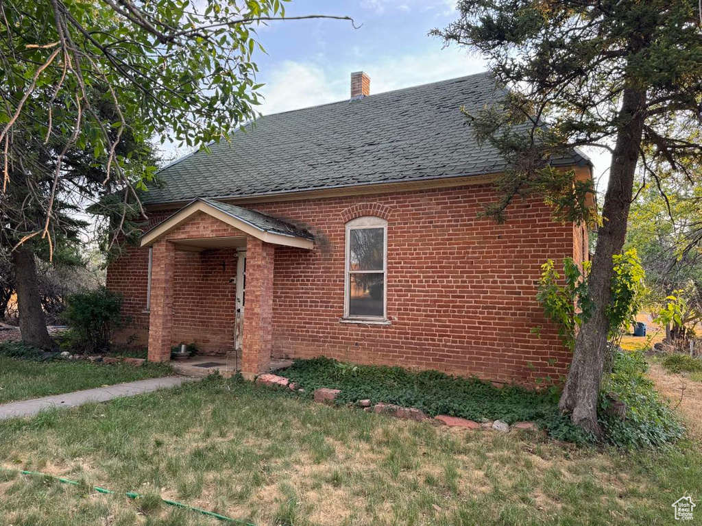 View of front of house with a front yard