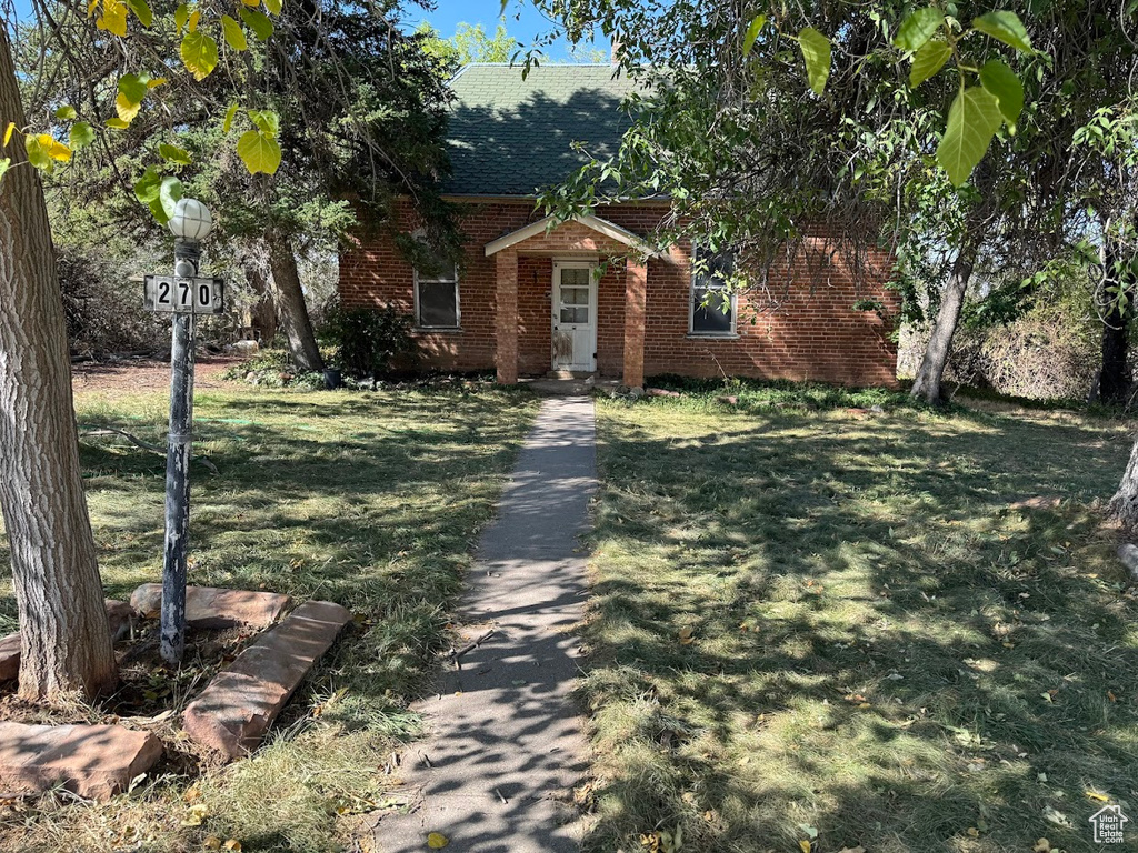 View of front facade with a front lawn