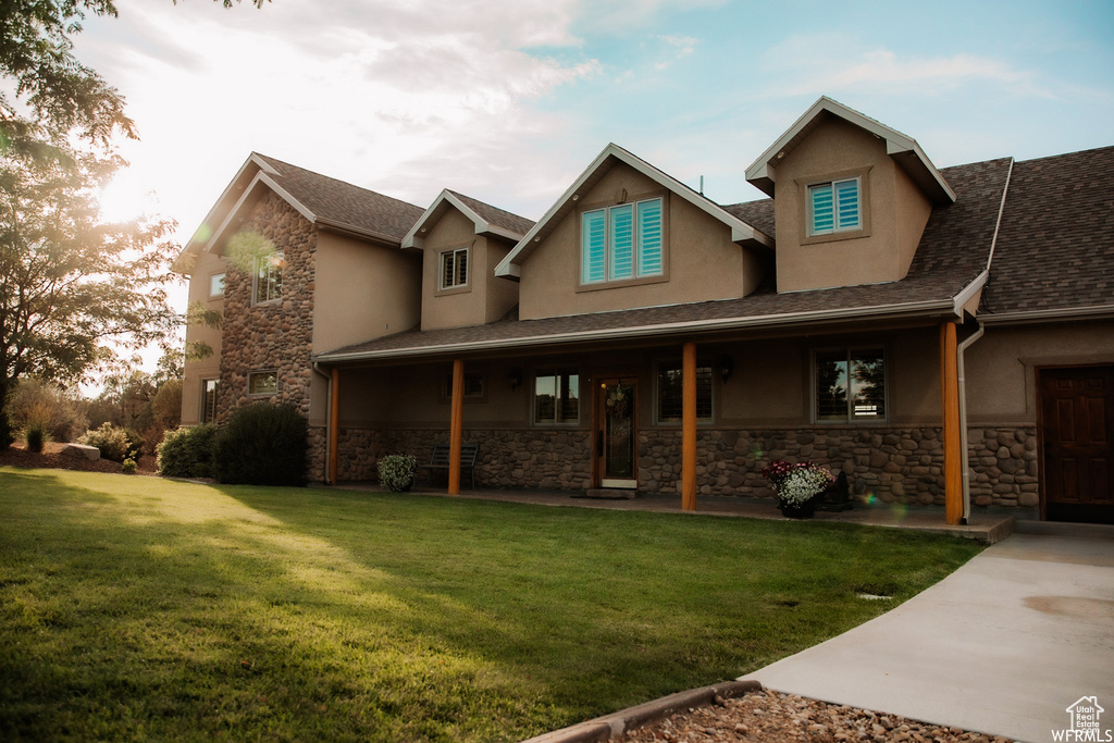 View of front of house featuring a front lawn