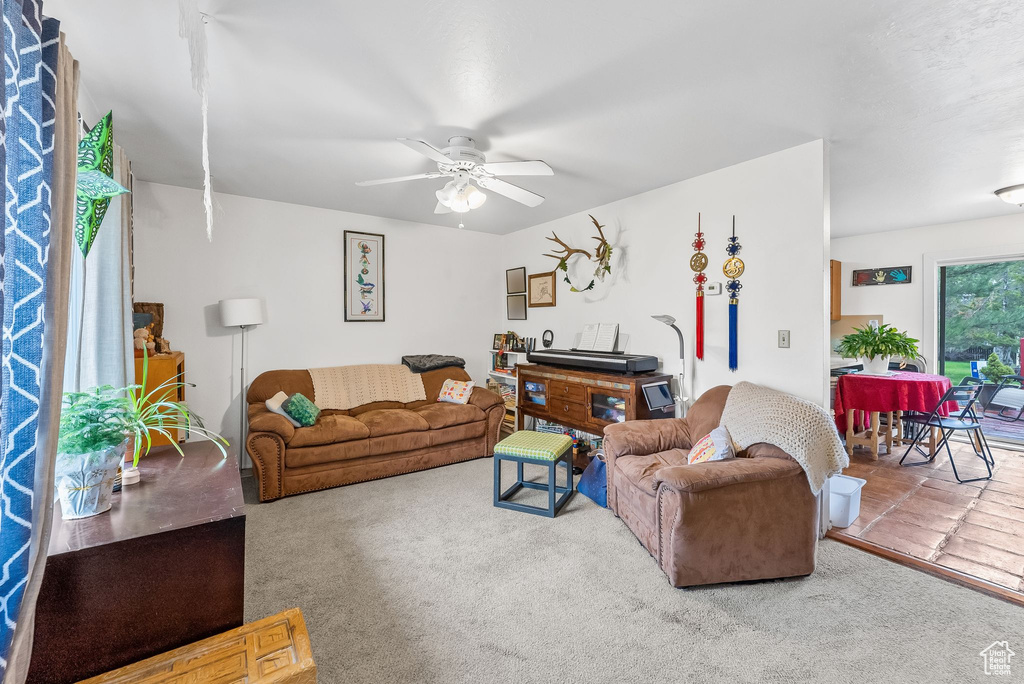 Living room with carpet flooring and ceiling fan