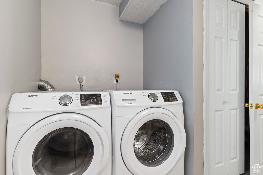 Washroom with washing machine and dryer and electric dryer hookup