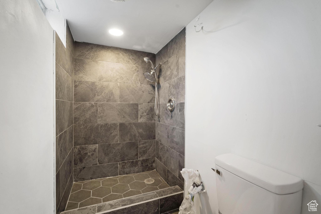 Bathroom with toilet and a tile shower