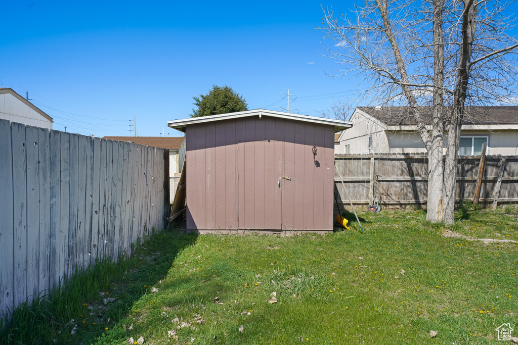 View of shed / structure featuring a lawn