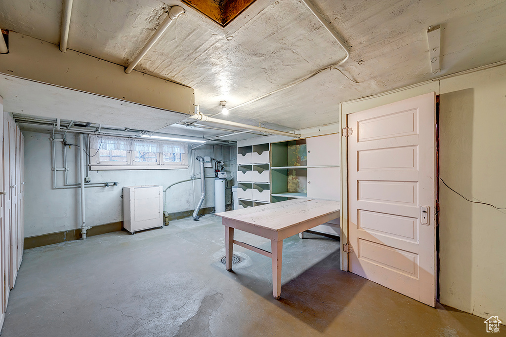 Basement featuring washer / dryer