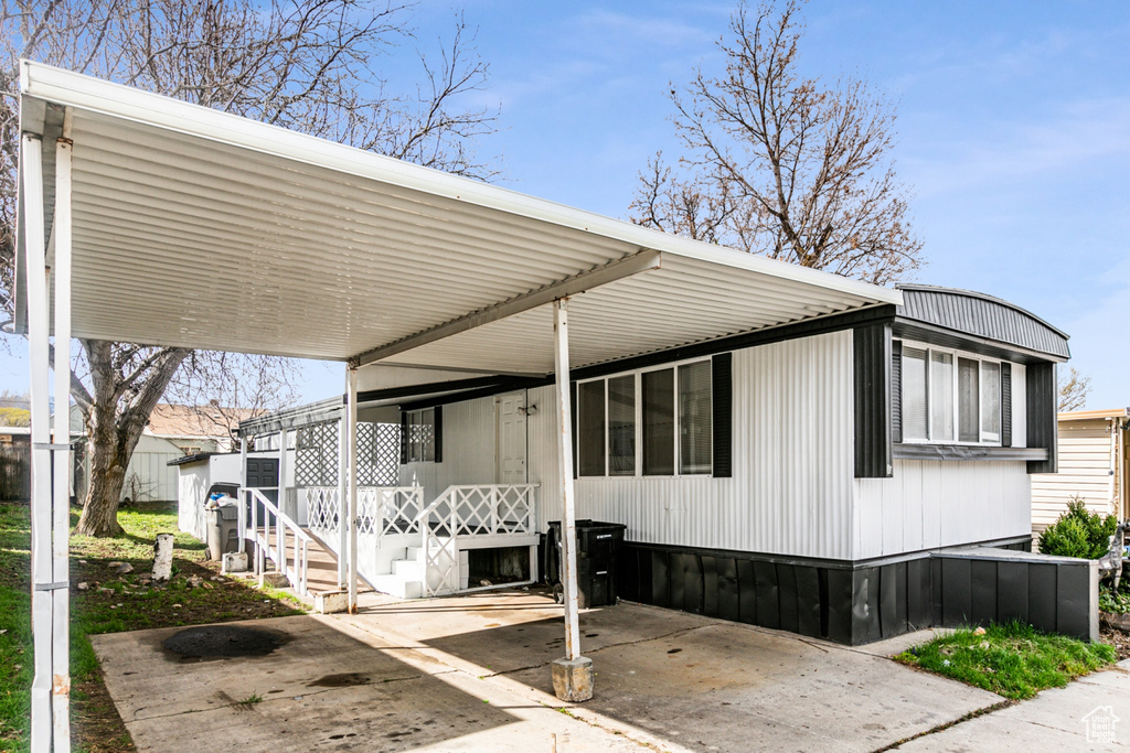 Manufactured / mobile home with a carport