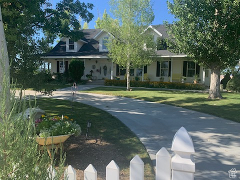 View of front of house featuring a front yard
