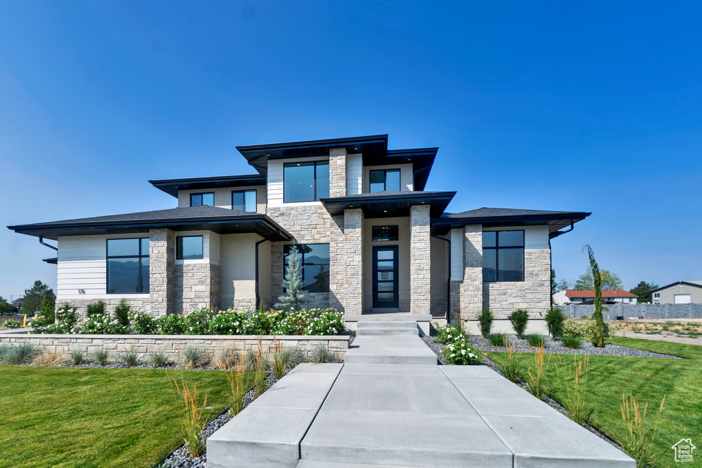 Prairie-style house featuring a front lawn