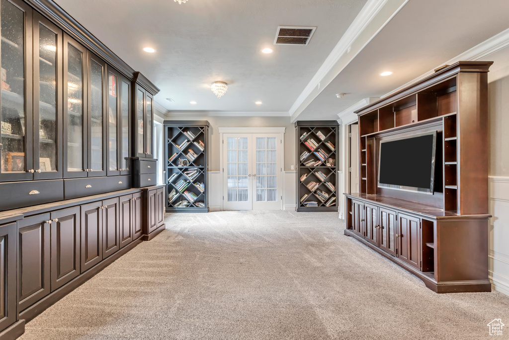 Interior space with ornamental molding and light carpet