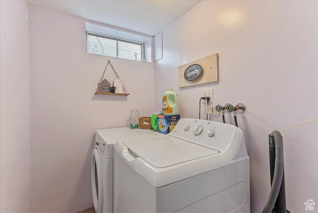 Washroom with independent washer and dryer and washer hookup
