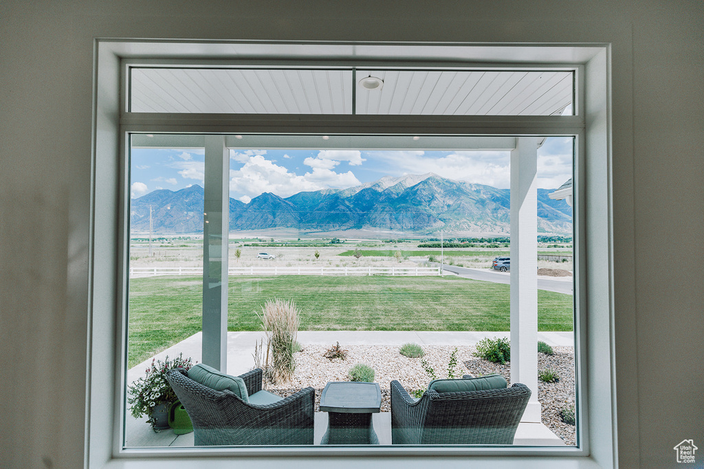 Entryway featuring a mountain view