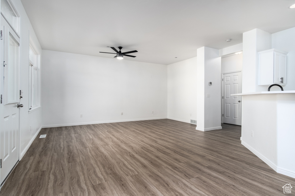 Unfurnished room with dark hardwood / wood-style flooring and ceiling fan