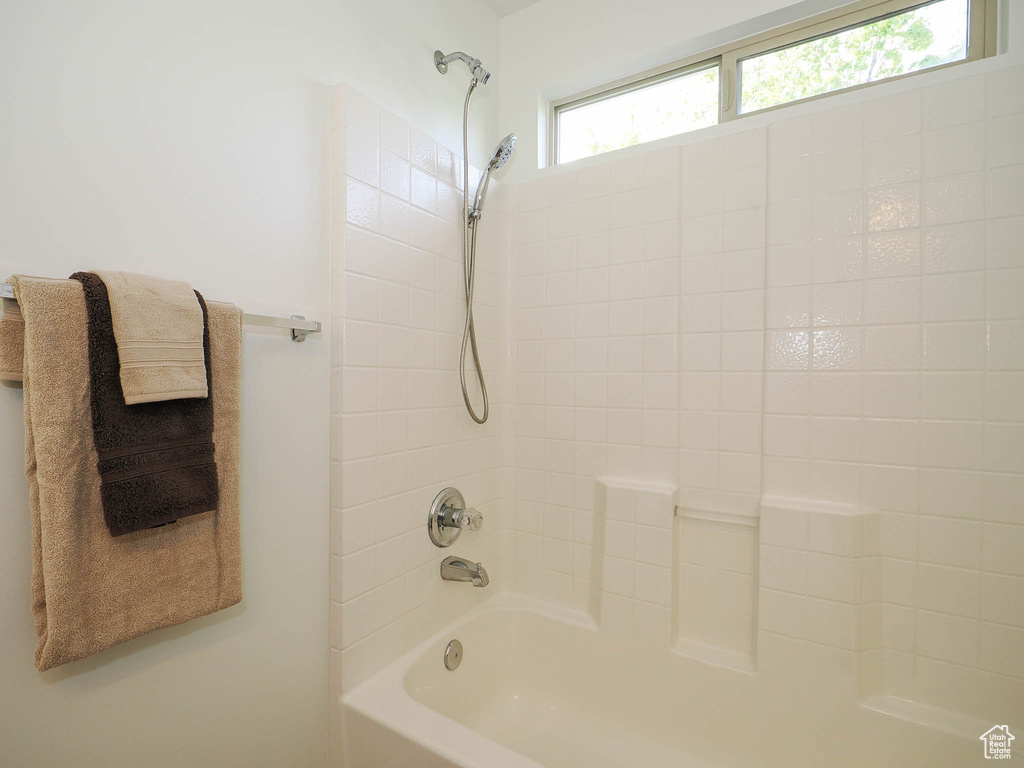 Bathroom with tiled shower / bath combo