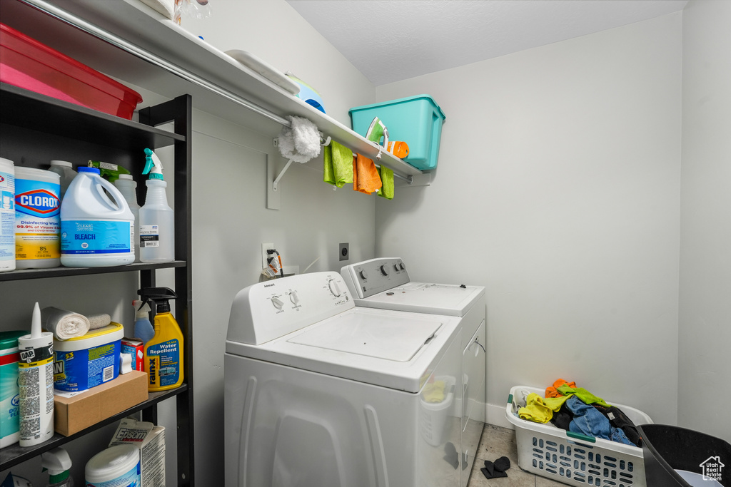 Washroom with washing machine and clothes dryer and electric dryer hookup