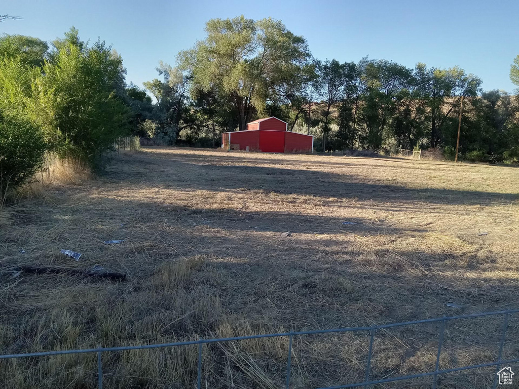 View of yard featuring an outbuilding