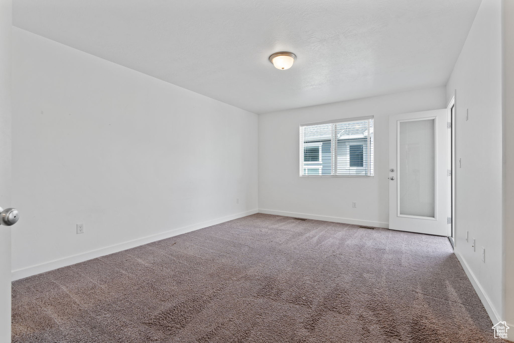 Spare room with carpet flooring