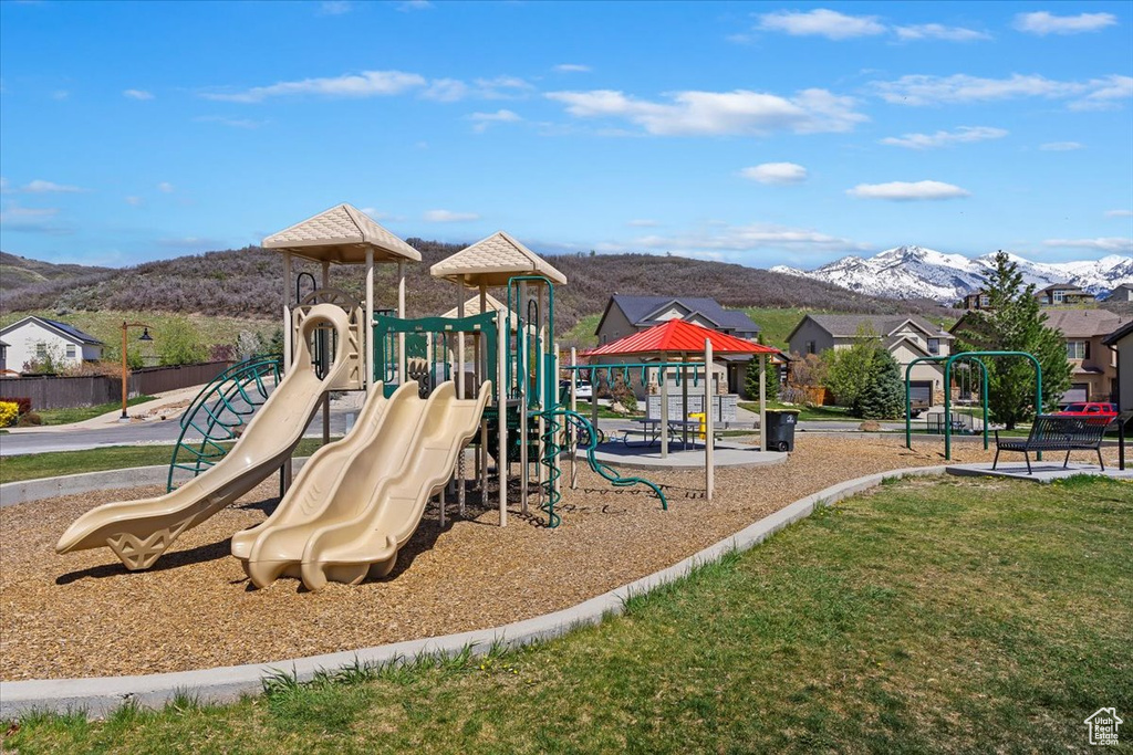 View of play area featuring a mountain view