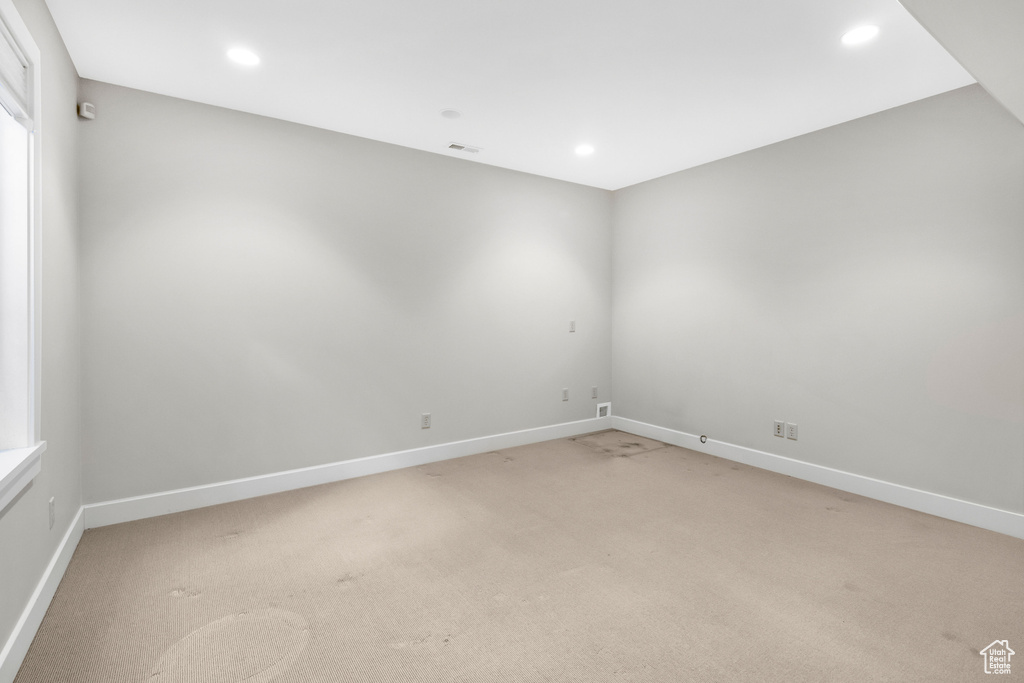 Unfurnished room featuring carpet