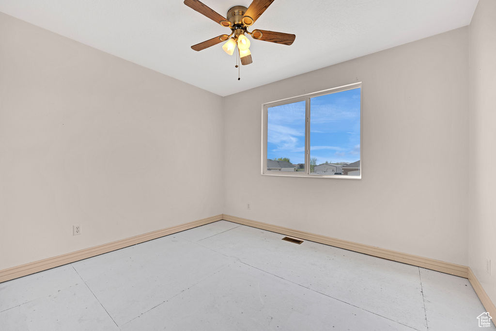 Empty room with ceiling fan