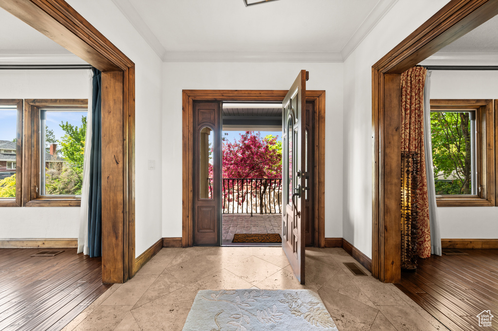 Tiled entryway with ornamental molding