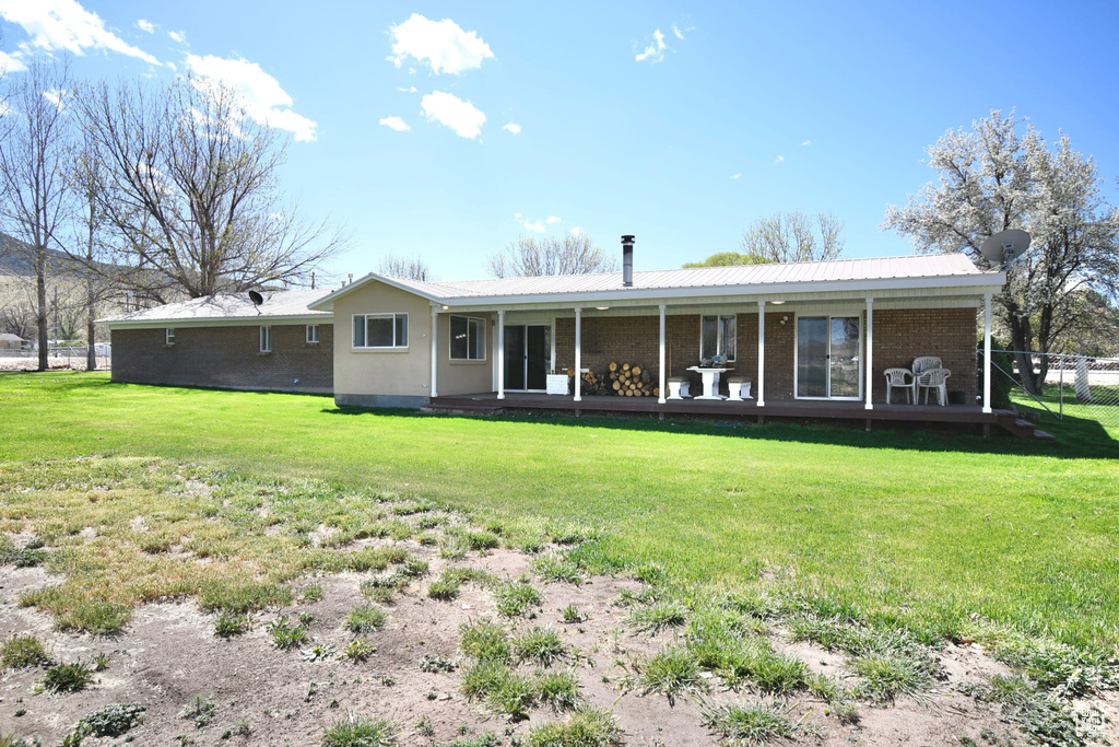 View of front facade featuring a front lawn