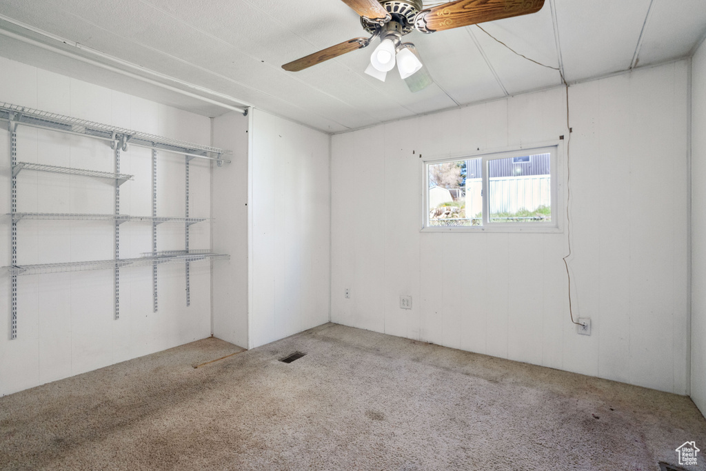 Unfurnished room with carpet and ceiling fan