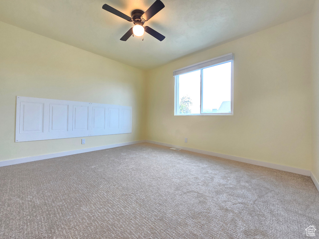 Unfurnished room with carpet flooring and ceiling fan