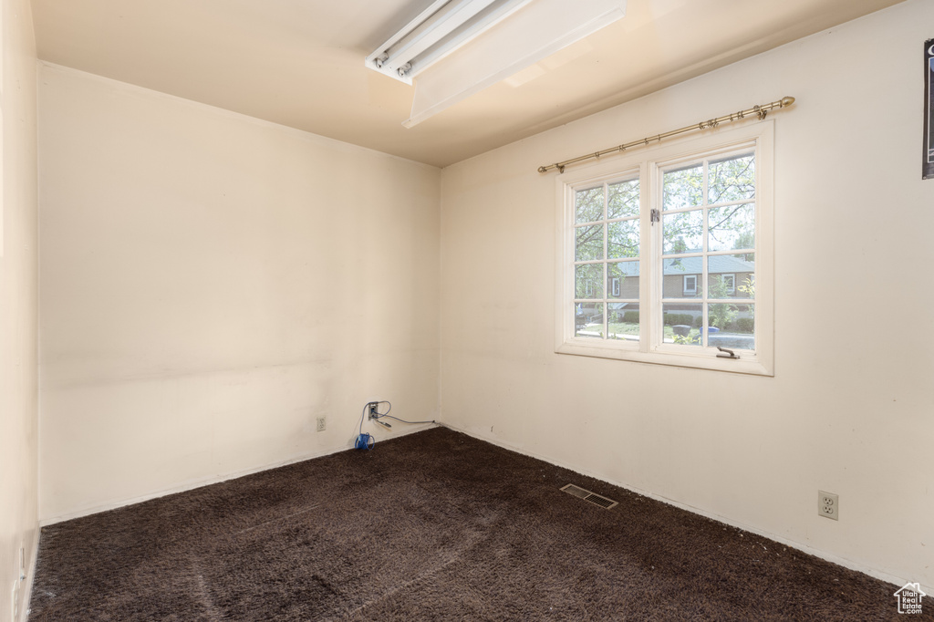 Empty room featuring carpet