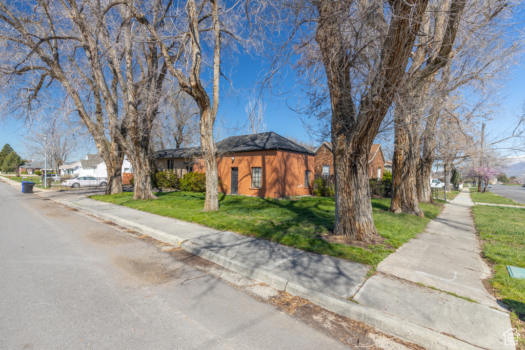 Ranch-style house with a front lawn