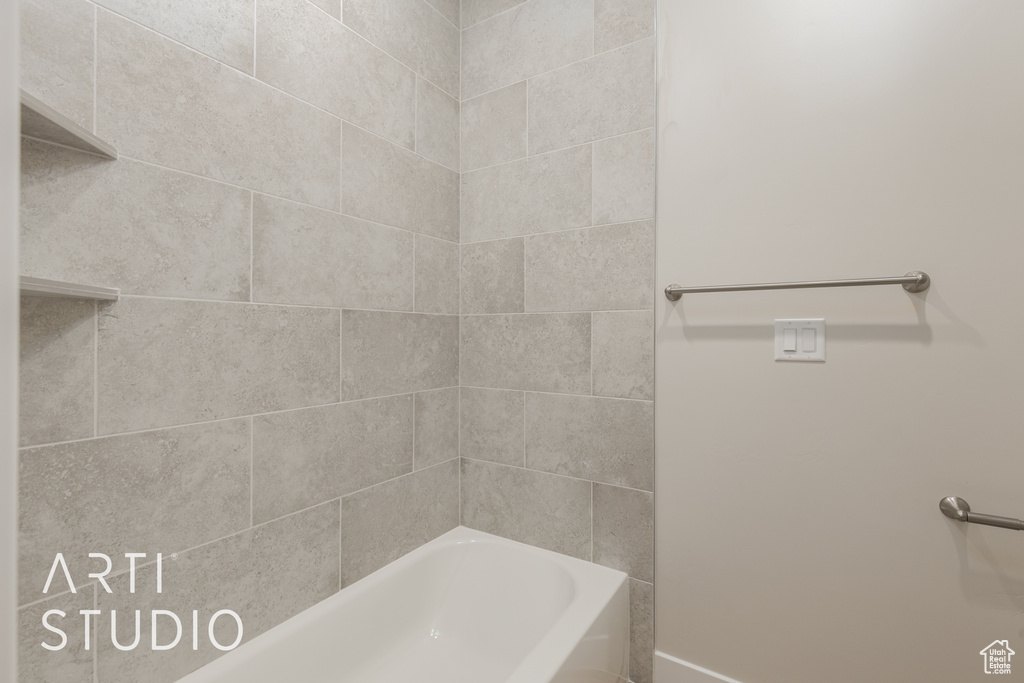 Bathroom with tiled shower / bath combo