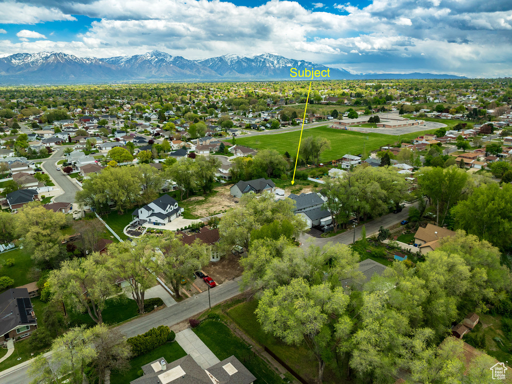 Drone / aerial view featuring a mountain view
