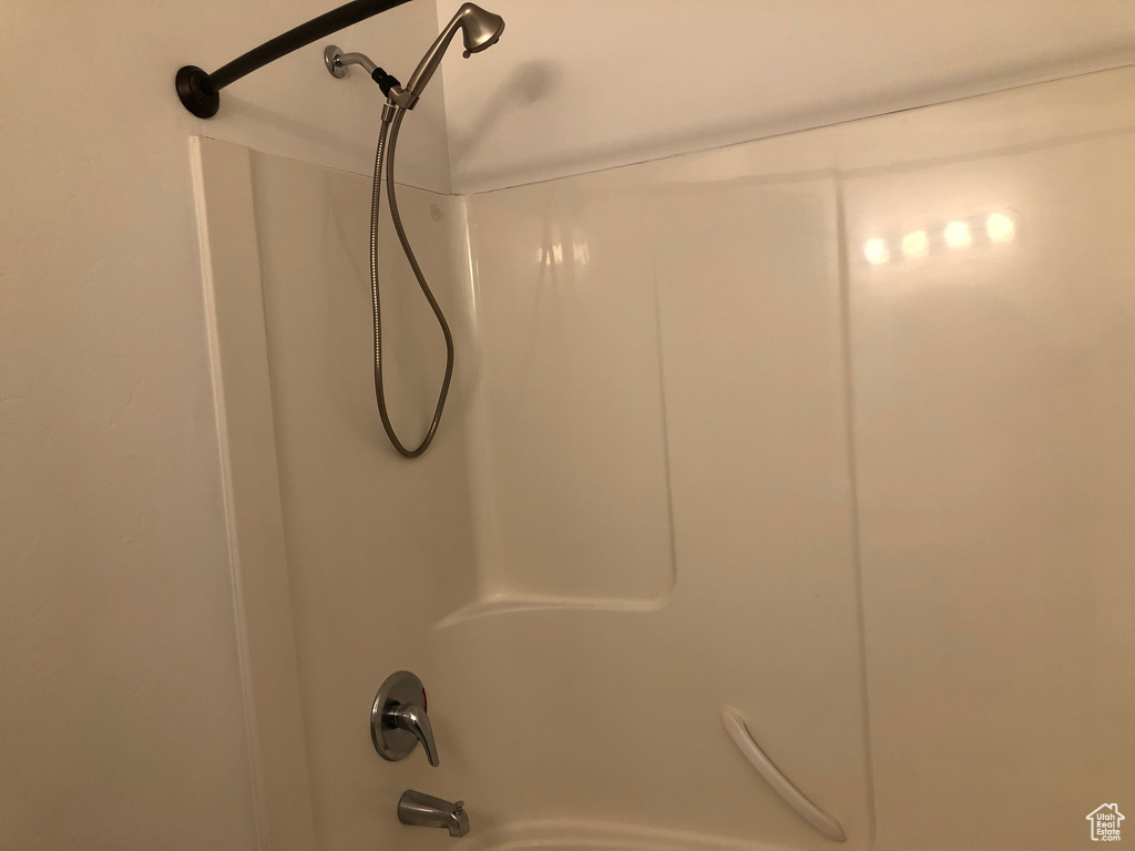 Details with bathing tub / shower combination