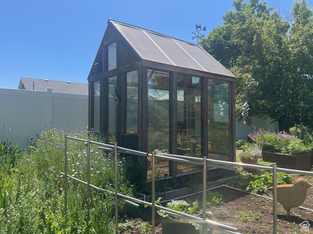 View of yard featuring an outbuilding