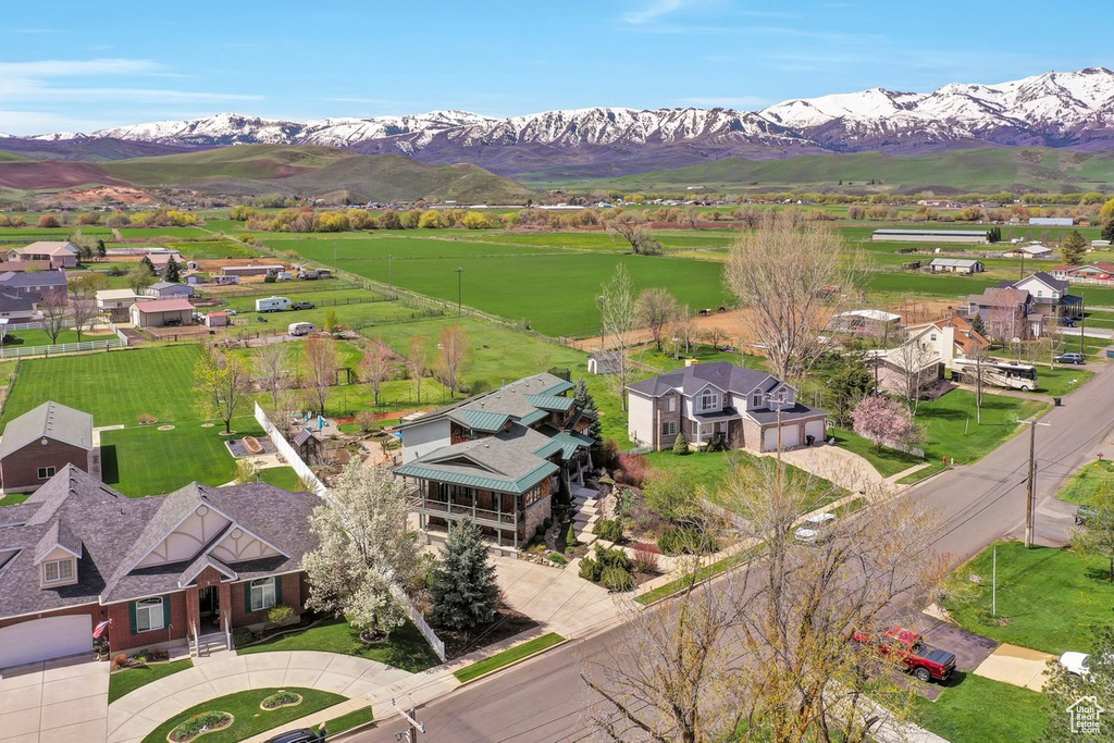 Bird\\\'s eye view with a mountain view