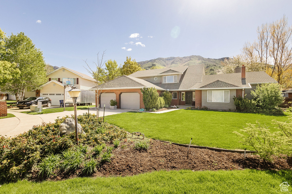 View of front of property featuring a front yard and a mountain view