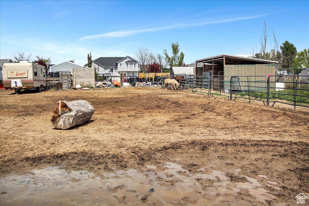 View of yard featuring an outdoor structure