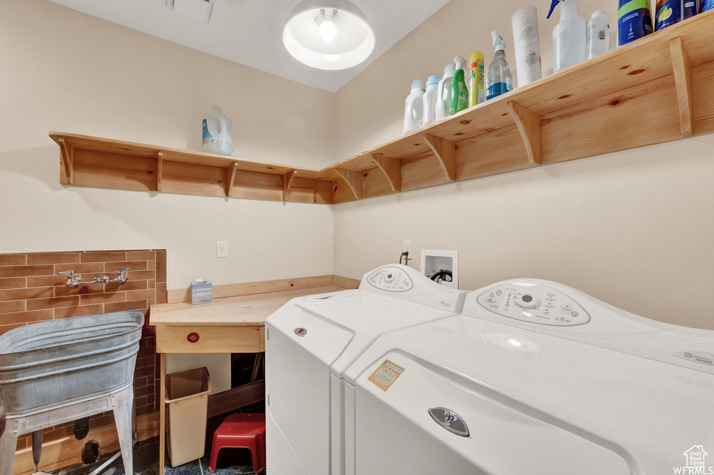 Laundry area featuring independent washer and dryer and washer hookup