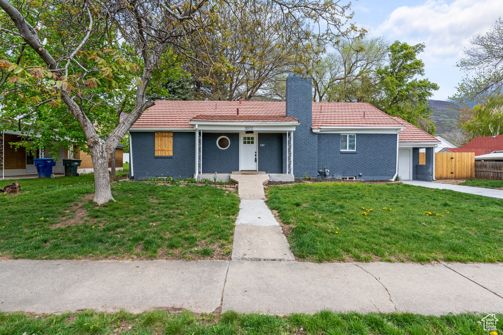 View of front of property featuring a front yard