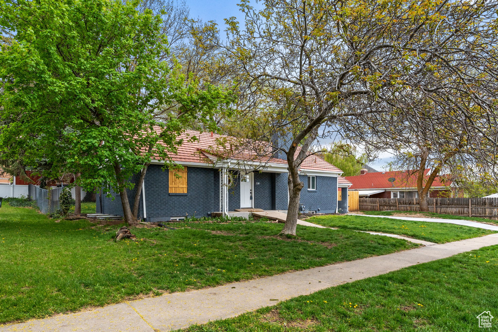 View of front facade with a front yard