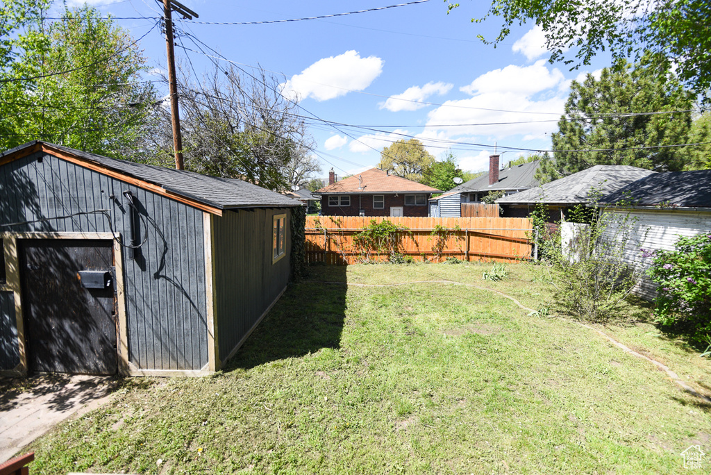 View of yard featuring an outdoor structure