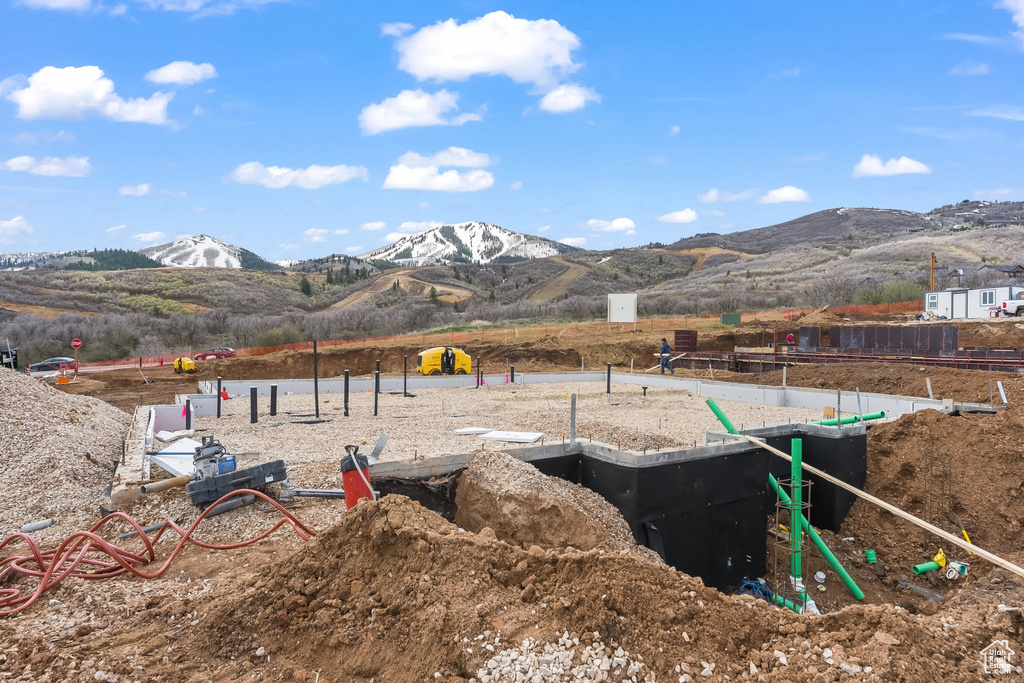 View of yard featuring a mountain view