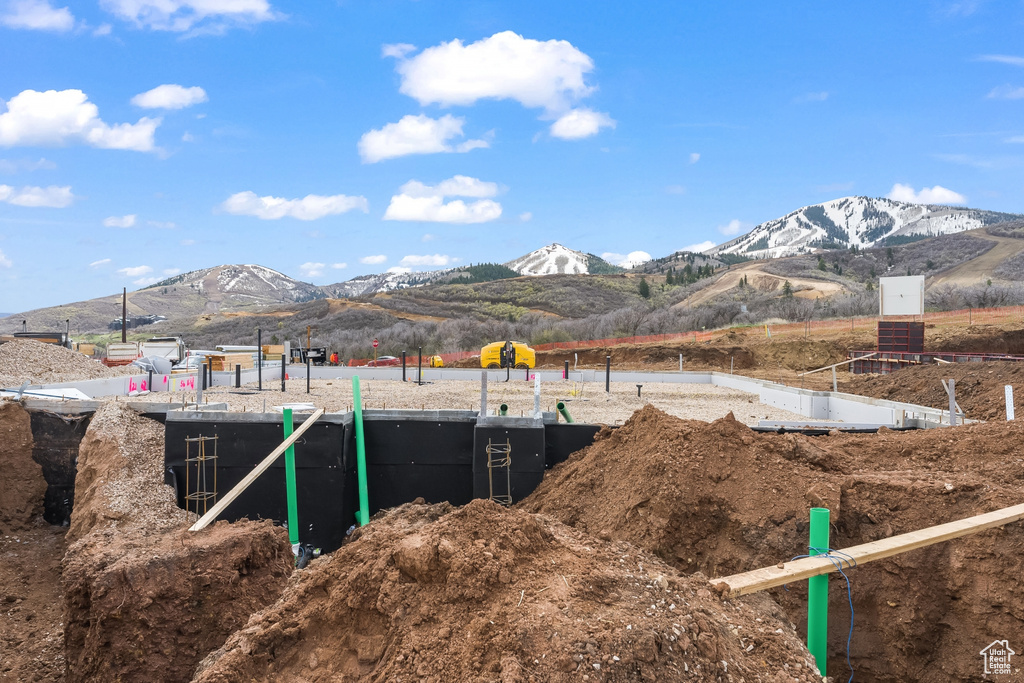 View of yard featuring a mountain view