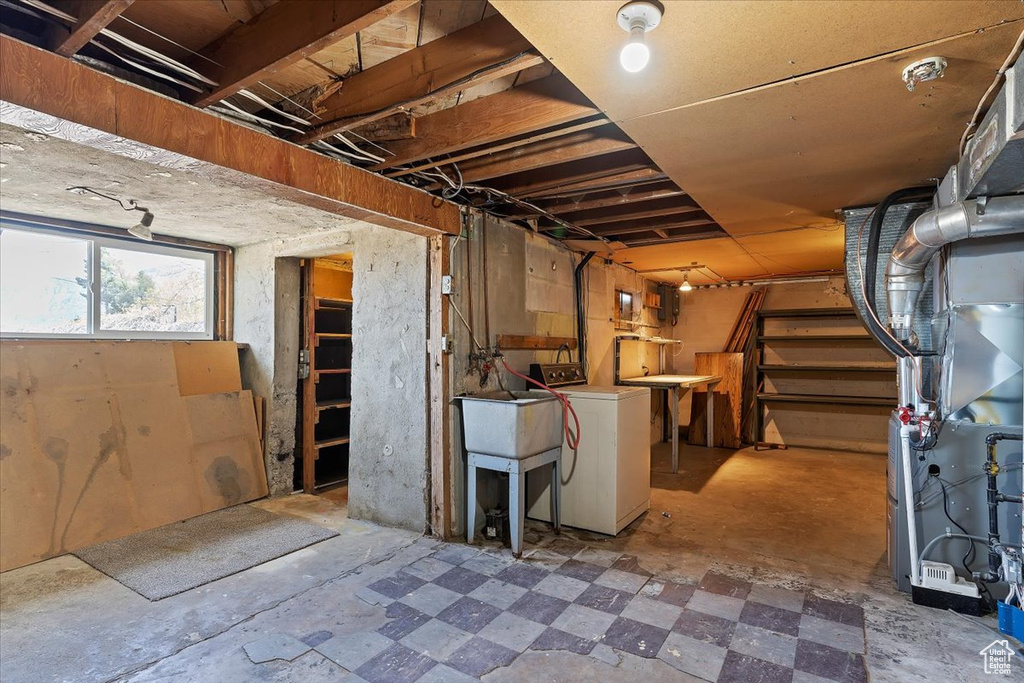 Basement featuring washer / clothes dryer