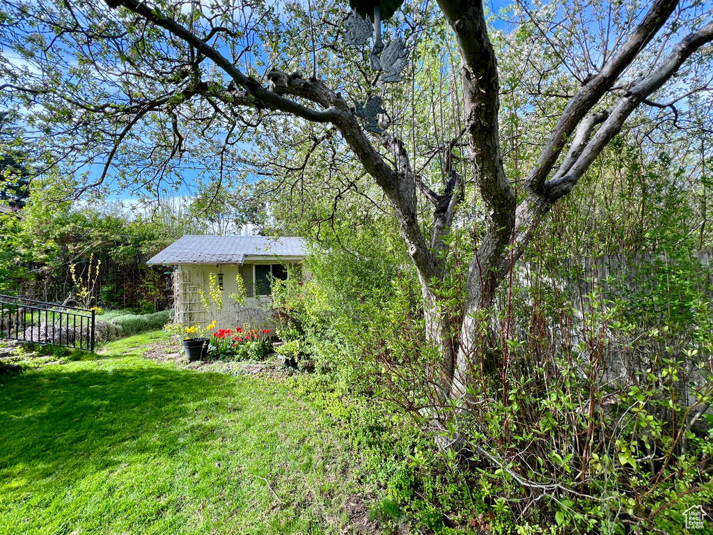 View of yard with an outdoor structure