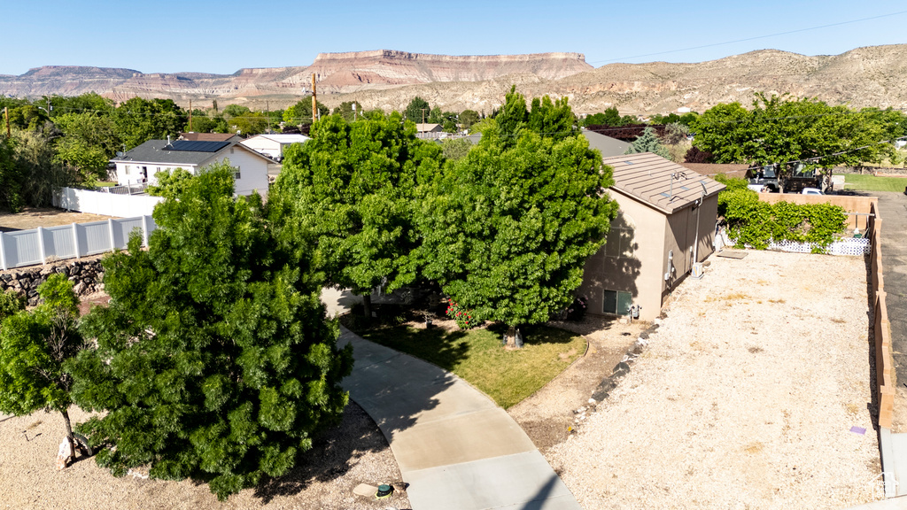 Bird\'s eye view with a mountain view