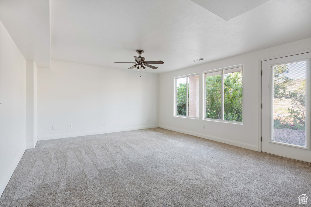 Unfurnished room with carpet and ceiling fan