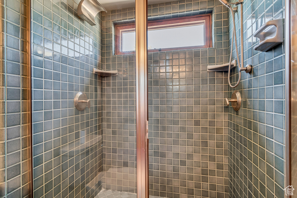 Bathroom featuring a healthy amount of sunlight and tiled shower